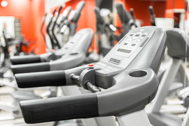 Interior de gimnasio con equipamiento.