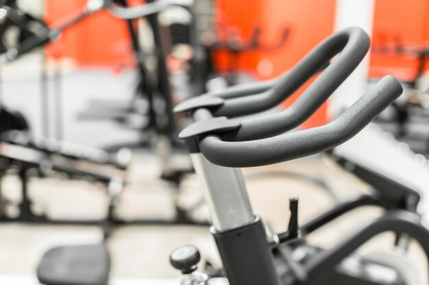 Interior de gimnasio con equipamiento.