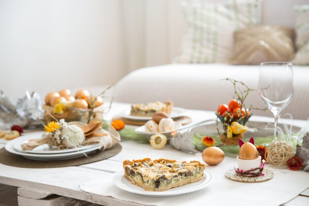 El interior de la habitación con una mesa festiva de Pascua.