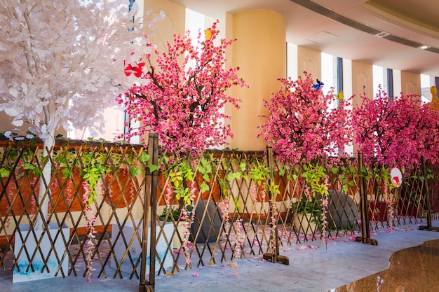 Interior de invernadero con una variedad de plantas y flores