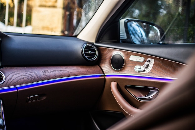 Interior de madera de un coche de lujo.