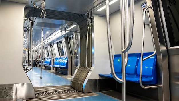 Interior de un metro con asientos vacíos en Bucarest, Rumania