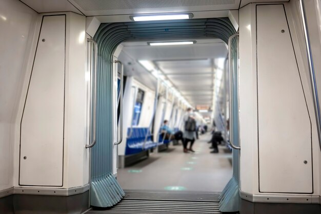 Interior de un metro con iluminación y poca gente dentro