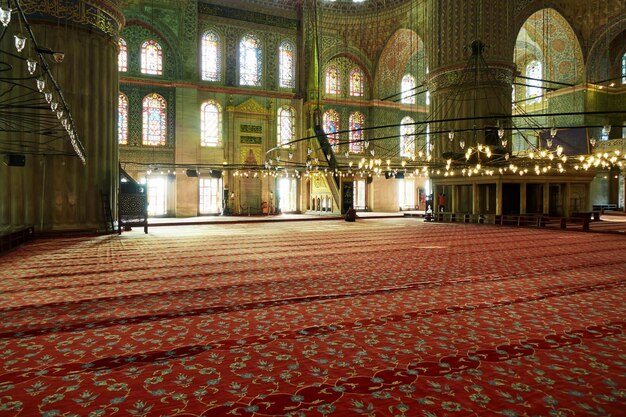 Interior de la mezquita azul brillando luces dentro de la mezquita