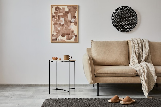 Interior minimalista de elegante sala de estar con marco de póster simulado, sofá moderno beige, mesa auxiliar y accesorios personales. escenificación casera creativa. copie el espacio. plantilla.