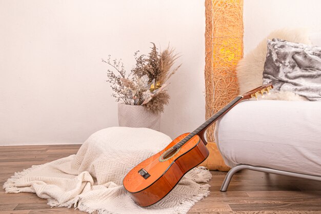 Interior moderno y acogedor de la sala de estar con una guitarra.