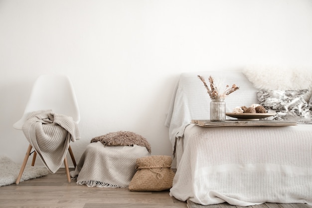 Interior moderno con artículos para el hogar. Comodidad y comodidad en casa.