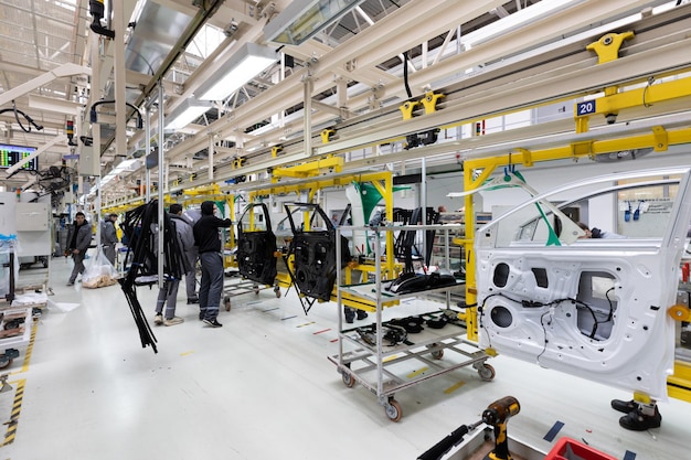 Foto gratuita interior moderno de la industria automotriz de la planta de ensamblaje de automóviles de una producción moderna de fábrica de alta tecnología