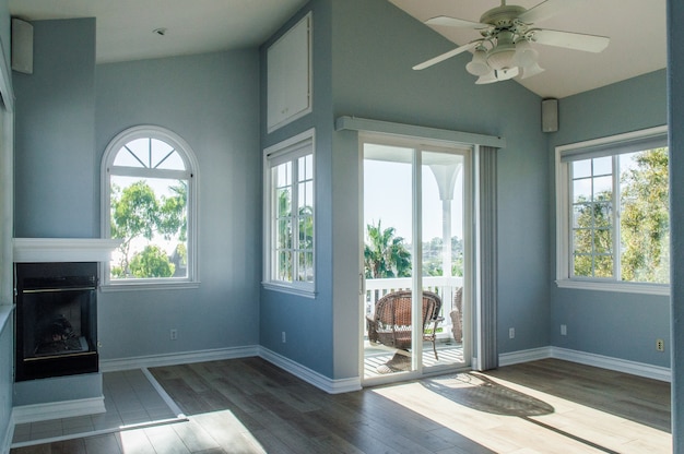 Interior moderno de moda de una sala de estar con paredes azules y ventanas blancas