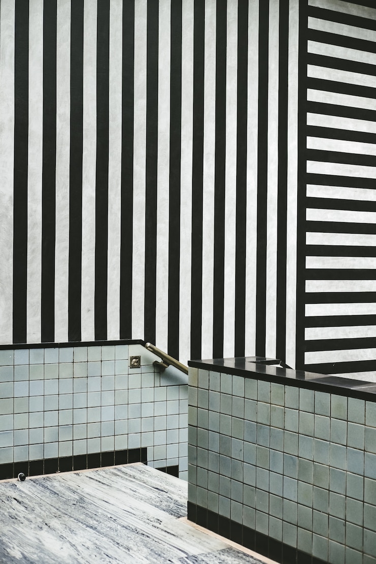 Foto gratuito interior moderno con rayas blancas y negras.