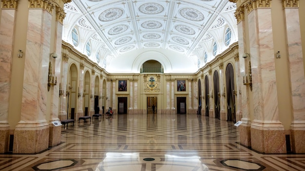 Interior del Museo Nacional de Arte en Bucarest Rumania Detalles dorados pintura de mármol