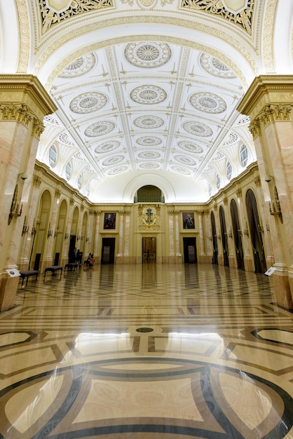 Interior del Museo Nacional de Arte en Bucarest Rumania Detalles dorados pintura de mármol