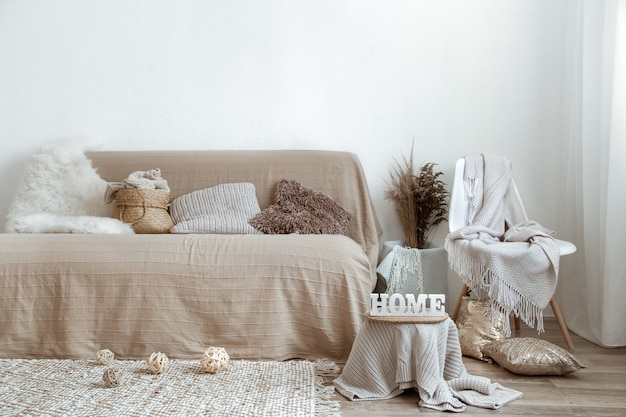 El interior de la sala de estar con sofá y elementos decorativos.