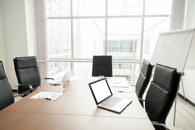 Interior de la sala de juntas de la oficina moderna con mesa de conferencias y ventana grande