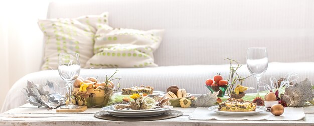 El interior de la sala con una mesa festiva de Pascua.