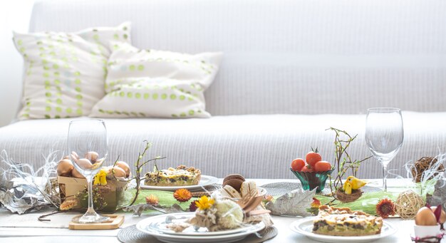 El interior de la sala con una mesa festiva de Pascua.