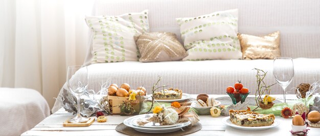 El interior de la sala con una mesa festiva de Pascua.