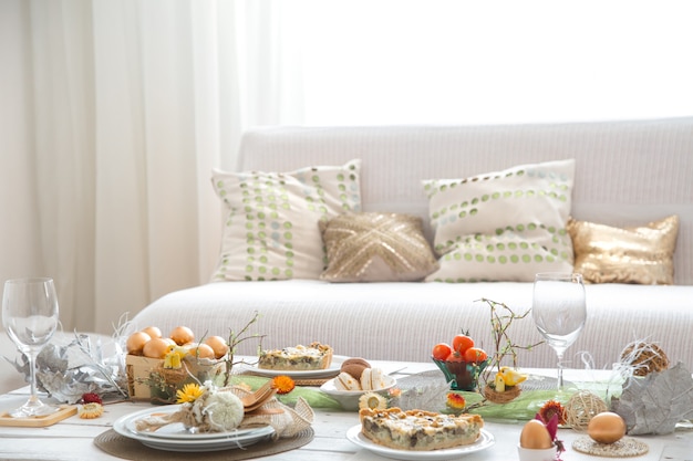 El interior de la sala con una mesa festiva de Pascua.