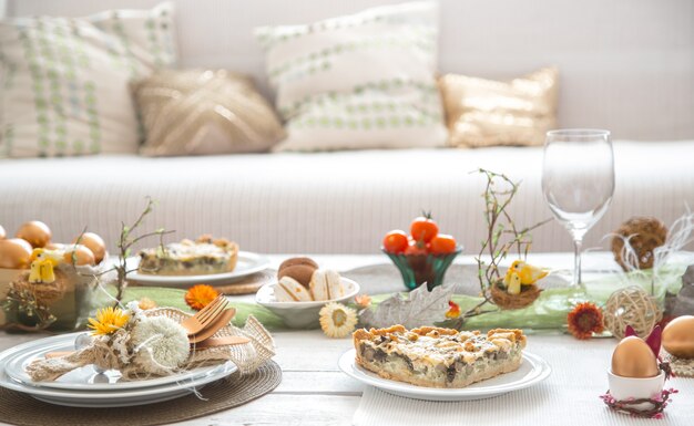 El interior de la sala con una mesa festiva de Pascua.