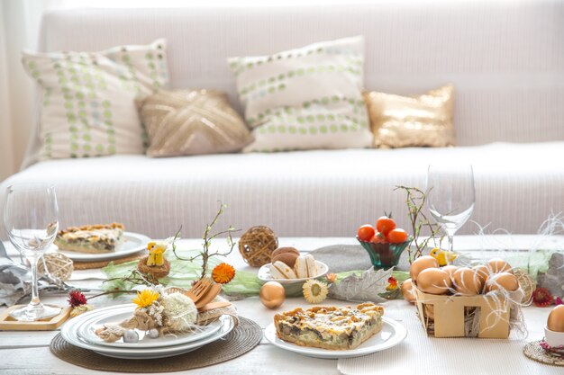 El interior de la sala con una mesa festiva de Pascua.