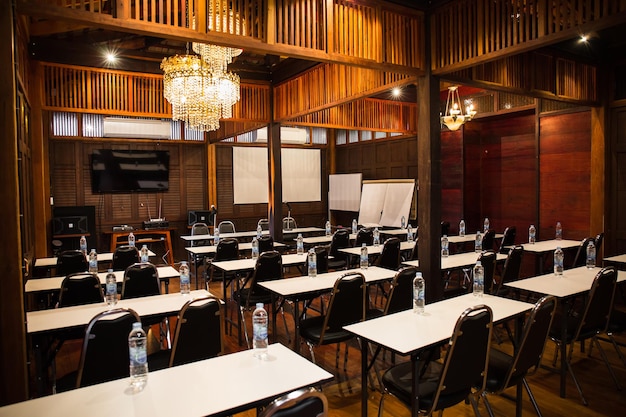 Interior de una sala de reuniones de madera con función completa de equipamiento