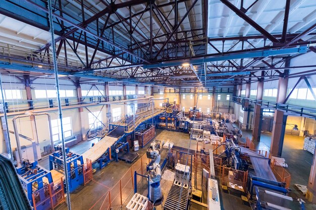 Interior del taller de fábrica y máquinas en el fondo de la producción de vidrio