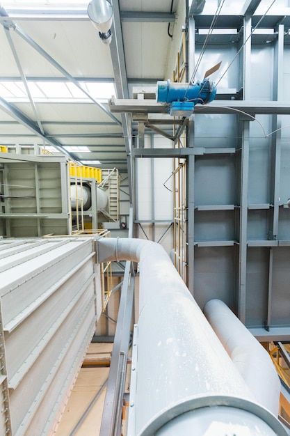 Interior del taller de fábrica y máquinas en el proceso de producción de fondo de la industria del vidrio