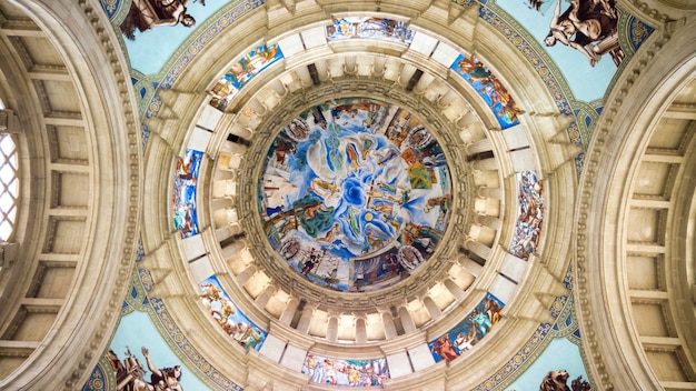 el interior del techo del palacio nacional en barcelona