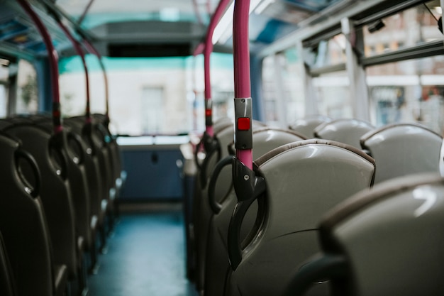 Interior de un transporte público de autobuses.