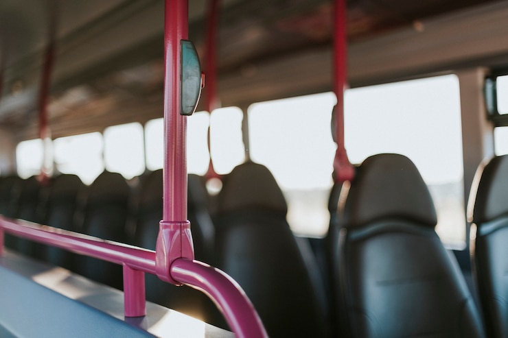 Foto gratuito interior de un transporte público de autobuses.