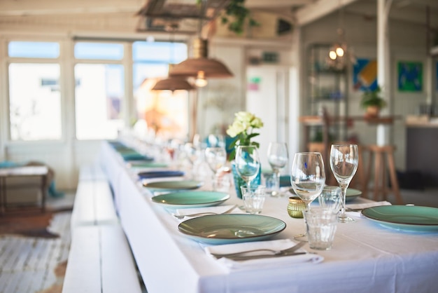 Interiores bellamente decorados de un restaurante de playa durante el día