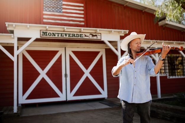 Foto gratuita interpretación de música country cantando al aire libre.