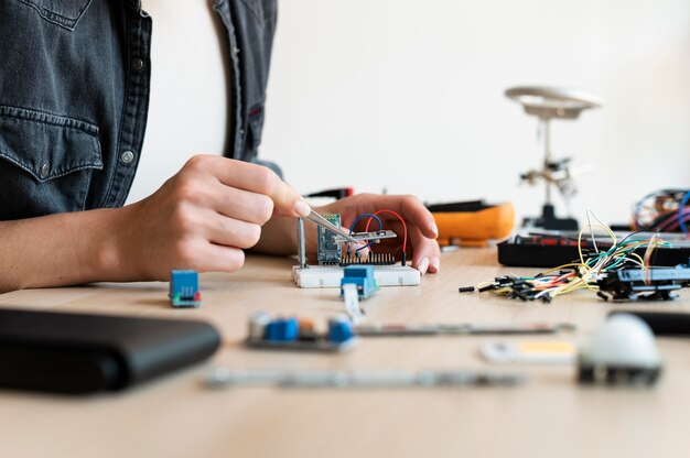 Inventor femenino creando en su taller