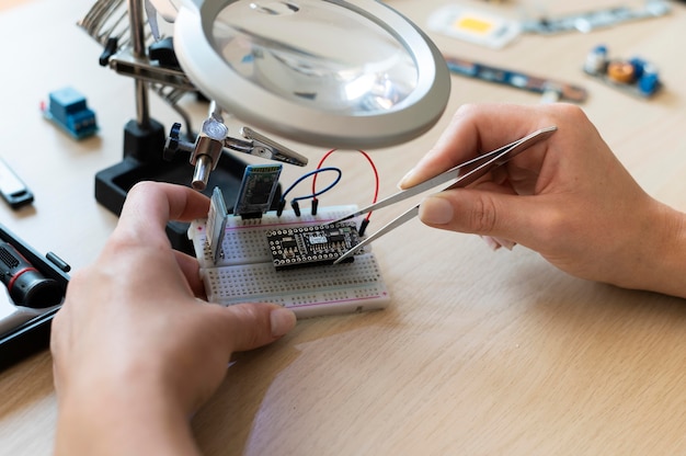 Inventor femenino creando en su taller