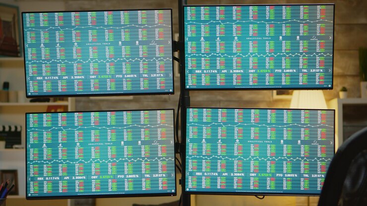 Foto gratuito inversión de análisis de negocio de gráfico de mercado de valores en monitores.