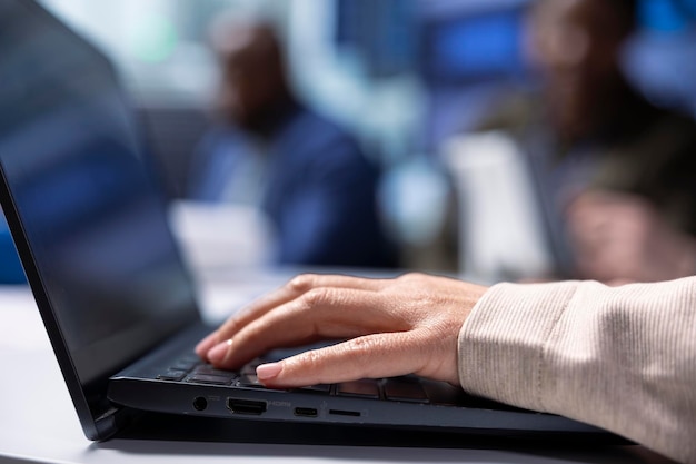 Los inversores que utilizan la computadora portátil para hacer la selección antes de invertir en la fábrica