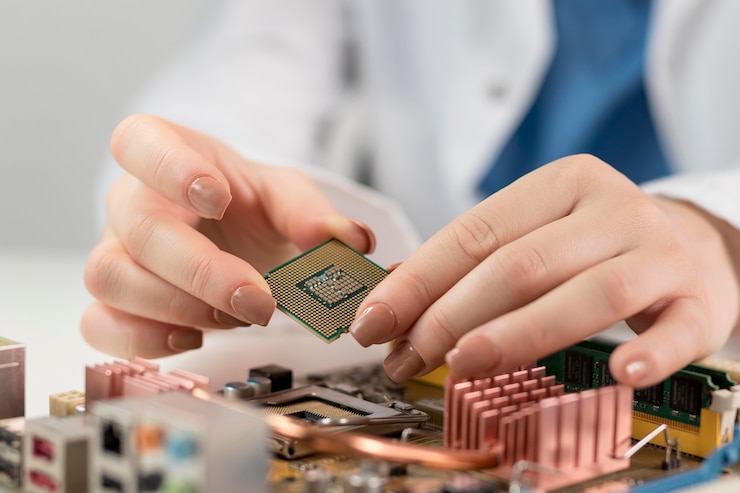 Foto gratuito investigador de primer plano con un chip en la mano