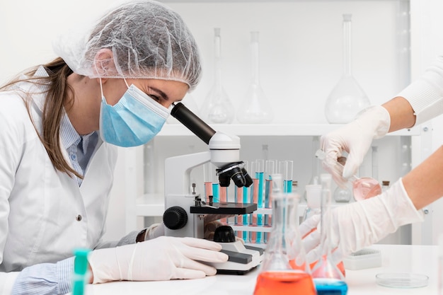 Investigador profesional en laboratorio