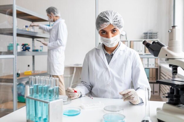 Investigador de tiro medio en laboratorio