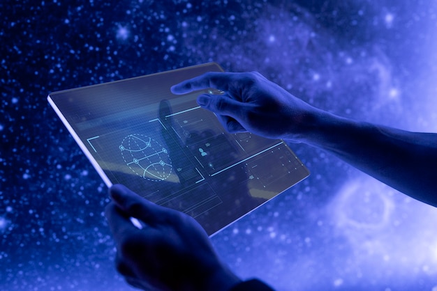 Investigador utilizando una tecnología futurista de pantalla de tableta digital transparente