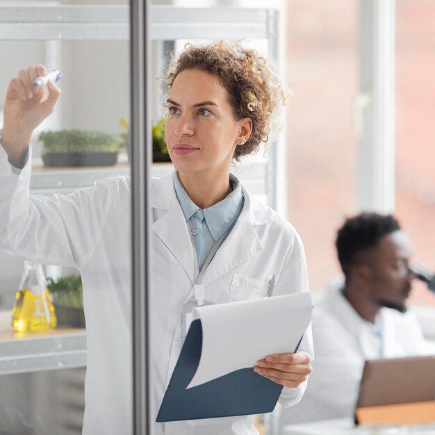 Investigadora en el laboratorio de biotecnología con portapapeles