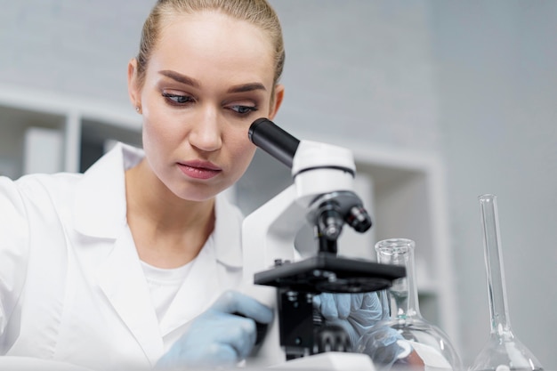 Investigadora en el laboratorio con microscopio