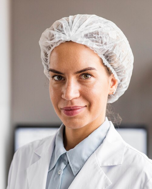 Foto gratuita investigadora sonriente en el laboratorio de biotecnología