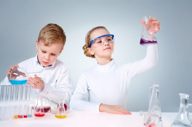 Investigadores jóvenes experimentando con sustancias