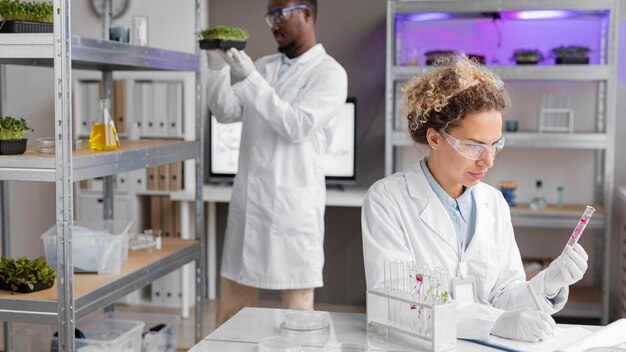 Investigadores en el laboratorio