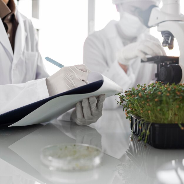 Investigadores con portapapeles en el laboratorio de biotecnología