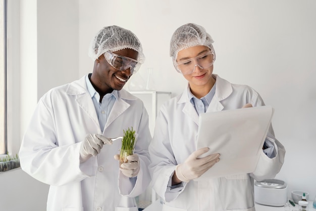 Foto gratuita investigadores de tiro medio en laboratorio