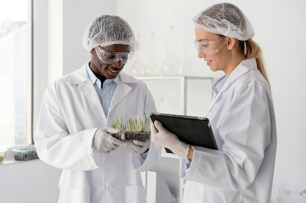 Investigadores de tiro medio en laboratorio