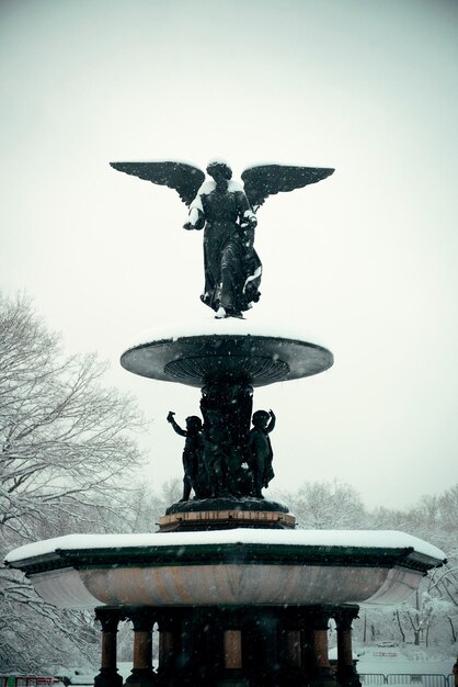 Invierno de Central Park con la fuente de Bethesda en midtown Manhattan New York City