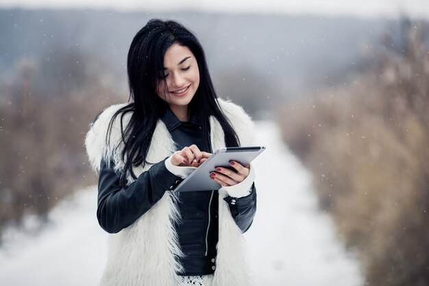 Invierno mujer feliz joven suéter hermoso